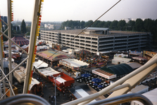 806304 Afbeelding van een kermis op het parkeerterrein van de Jaarbeurs aan de Overste den Oudenlaan te Utrecht.